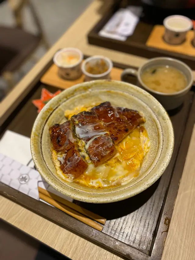 鰻魚滑蛋丼