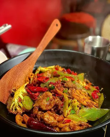 麻辣乾鍋｜小辣｜ 嫩牛肉｜雞軟骨｜蓮藕片｜萵筍｜花菜