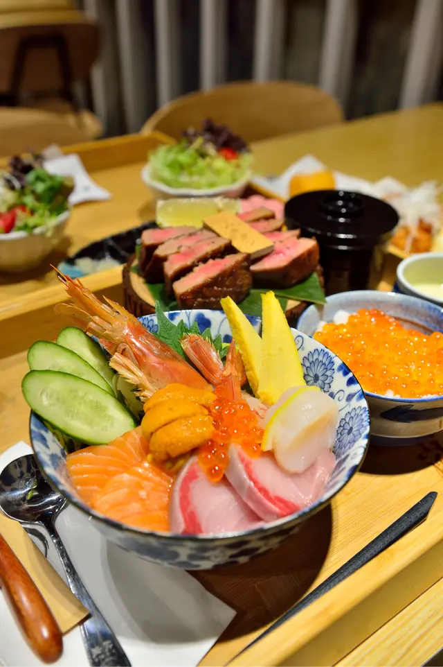 極上北海道魚生丼御膳：$168魚生豐富，有三文魚油甘魚帶子海膽同埋牡丹蝦，樣樣都好新鮮好好味，份量十足👍🏻配菜都好正，值得推薦👍🏻