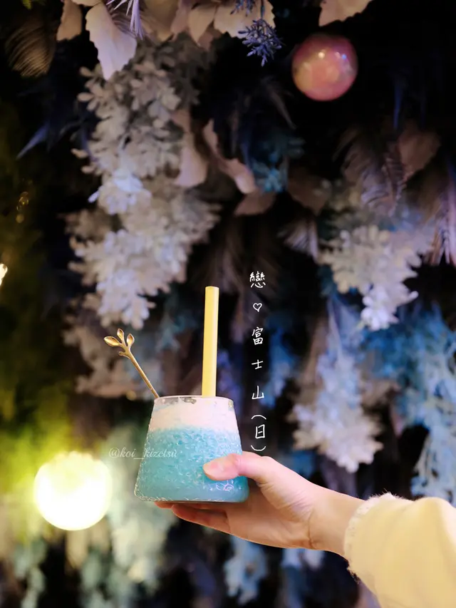 底層是藍橙乳酪沙冰，在上面鋪上奶蓋