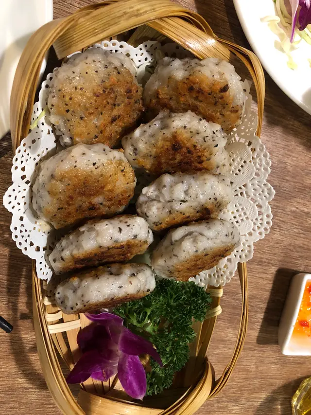 不覺有黑松露味，墨魚餅不算彈牙，有爽口蓮藕粒
