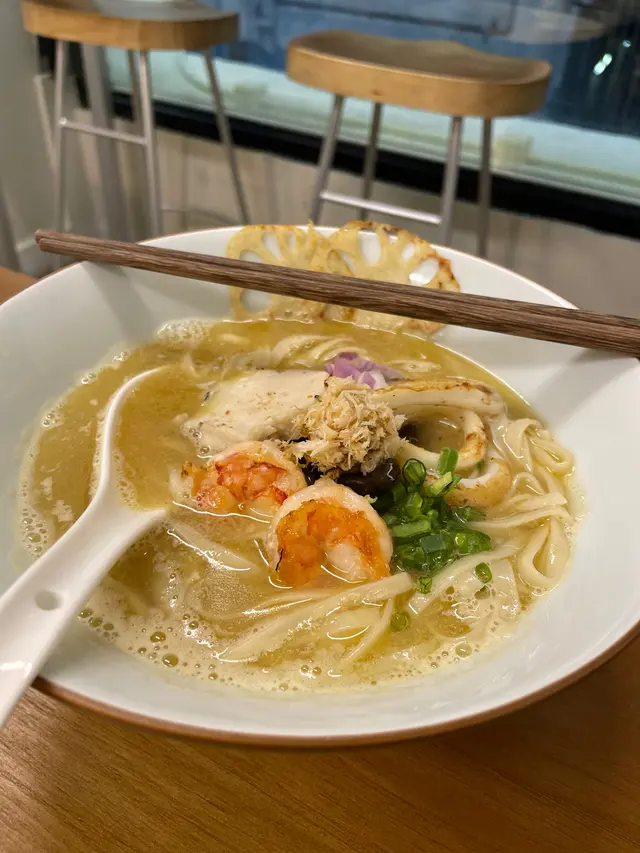 六游三鮮魚湯上海麵