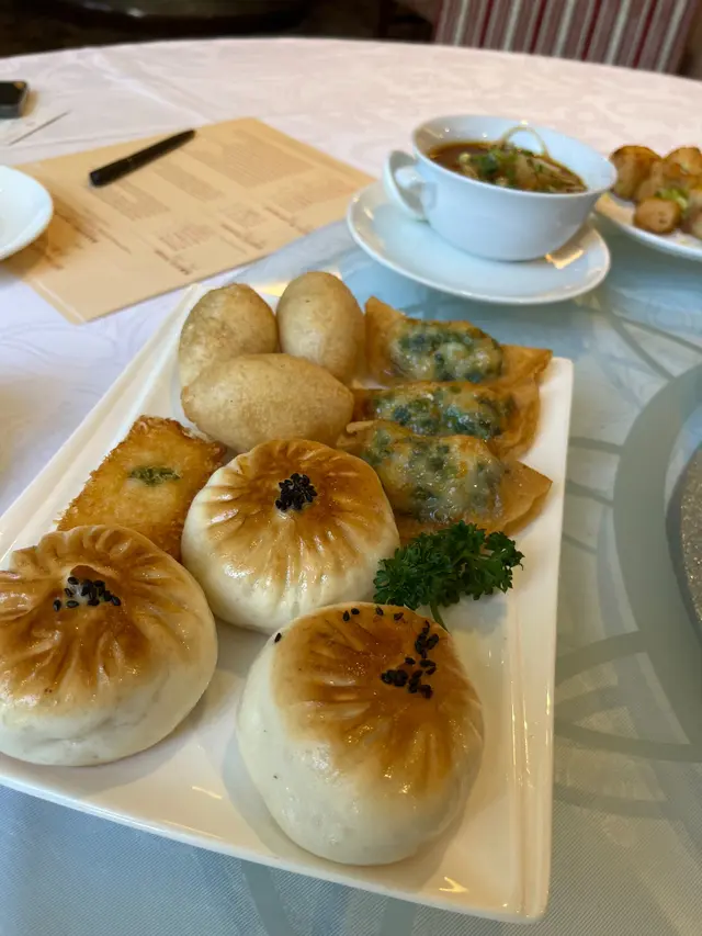 金勾鹹水角,香煎韮菜粿,蝦多士,香煎汁燒和牛包,