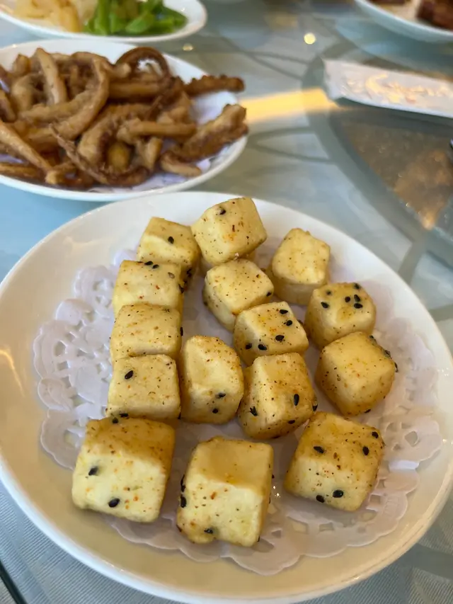 豆腐粒滑,皮不算厚,不算脆。