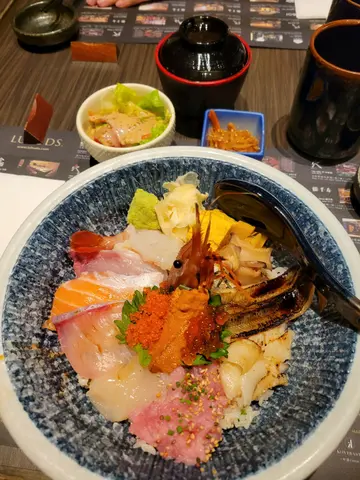 雜錦魚生丼