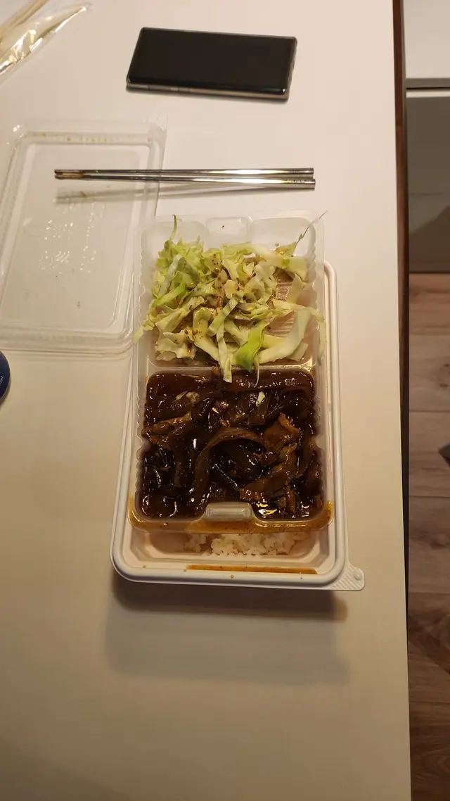 牛肉變咗齋菜，豚肉變咗洋蔥撈汁附2片豚肉。