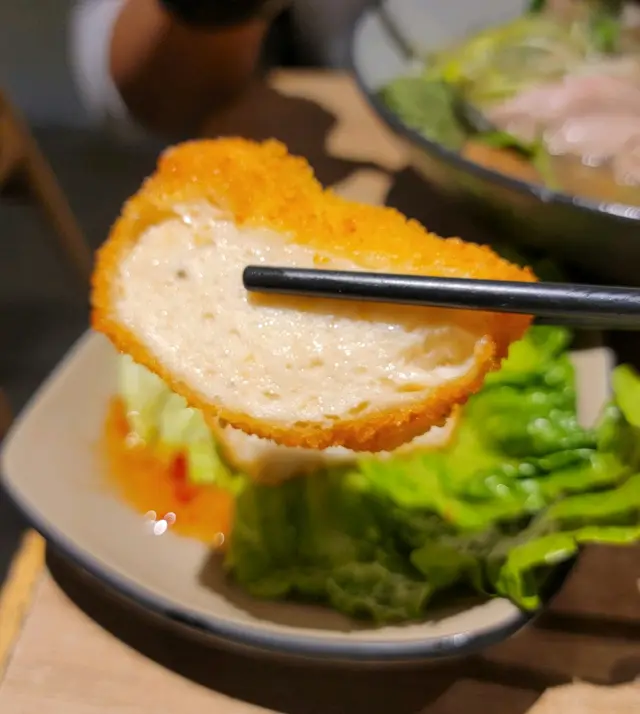 蝦餅外皮脆脆，但肉質是偏鬆散的