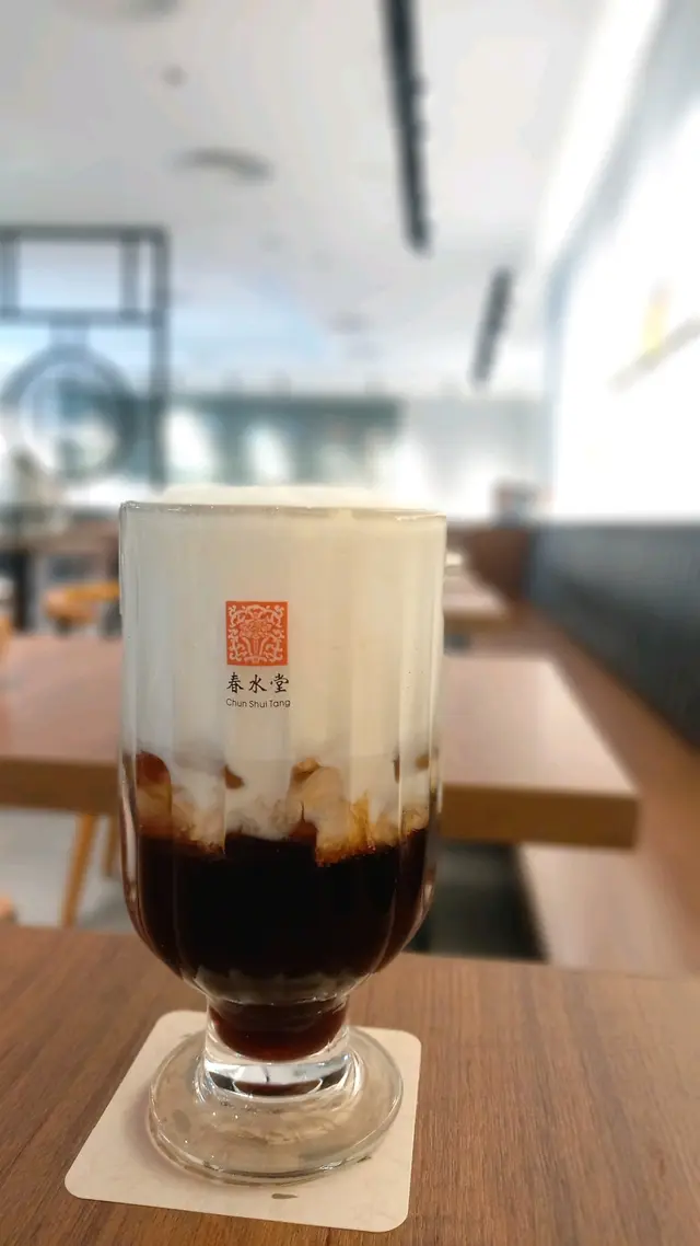 試了一杯 期間限定 玫瑰鹽普洱拿鐵 豐富的奶蓋加上紅紅的普洱,色調調和在一起,就像充滿詩意的山水畫,用飲管呷一口底層的普洱,有濃濃的普洱風味。可惜奶蓋泡沫比較多,佔據整杯差不多三分之一,將兩者調和後變成一杯普通的奶茶,失去了普洱的香味,亦沒有玫瑰鹽含鹹鹹感覺。還是點一杯有名的春水堂珍珠奶茶來得實際。