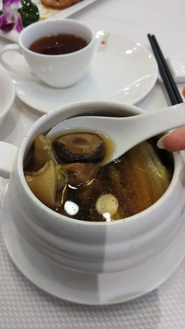 食材包括：花膠、螺頭、雞脚、瑤柱、瘦肉、冬菇、燉湯清而鮮