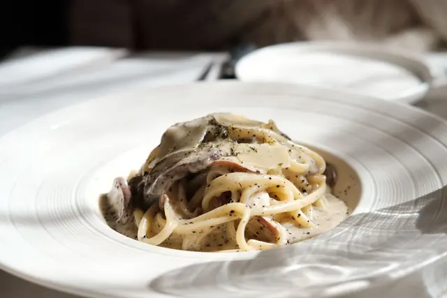 現點現做！有超香的黑松露配上白汁，意粉煮得很完美，有嚼勁！
