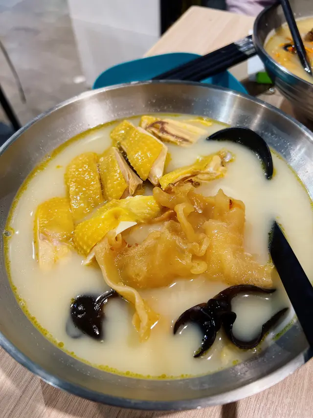 招牌花膠雞米線