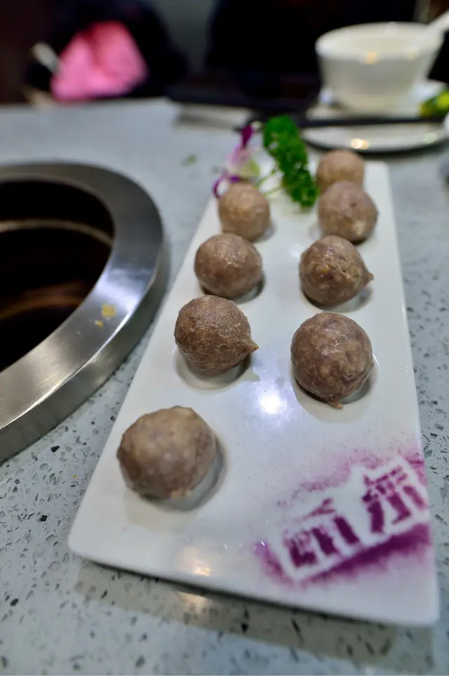 呢個芝士牛丸真係正，咬落去爆汁爆出好濃郁嘅芝士出黎，不過就要小心食因為好熱，如果一下唔知道咬落去好易焫親😌牛丸好彈牙配合埋芝士有兩重口感😄