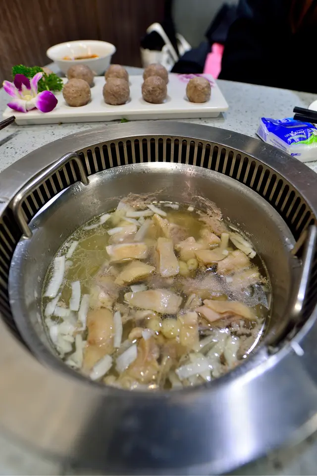 椰子雞鍋湯底都好健康，全部都係用新鮮椰青水同椰皇水一齊溝落去，而雞肉都係新鮮雞半隻，仲有其他配料，一路煲嘅時候椰子嘅香味傳到成間舖都聞到🤩非常之香，雞肉亦都好滑身仲帶有濃郁嘅椰子味，食落去都爽口，以前淨係上深圳先有得食，依家香港竟然有咁正嘅椰子雞鍋打邊爐非常正👍🏻