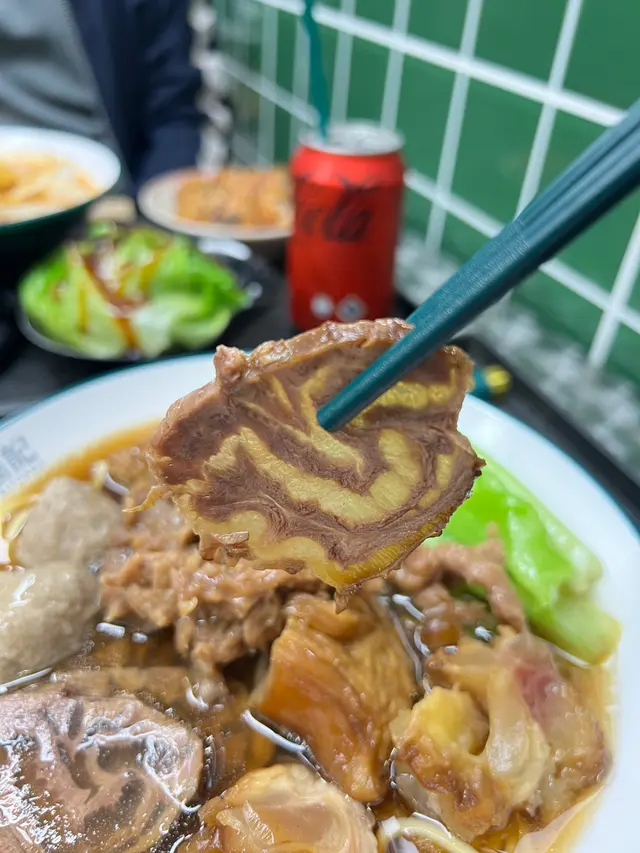 泉州牛肉羹湯底，配牛丸、金錢肚、牛展和配牛丸、金錢肚、牛腱和牛筋，