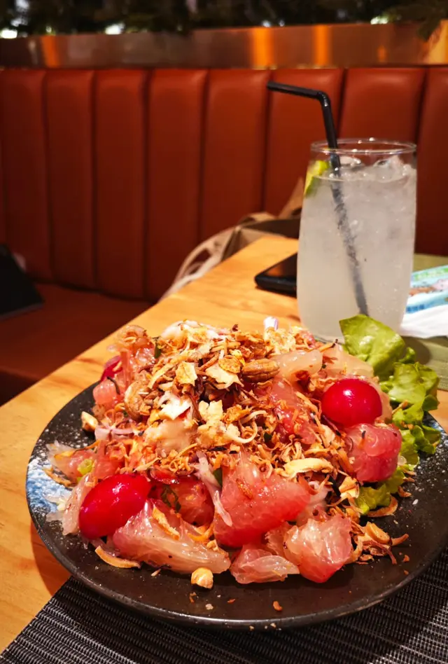 大大嚿的柚子肉又甜又多汁再配上多隻大蝦🍤，非常清爽開胃嘅沙律。
