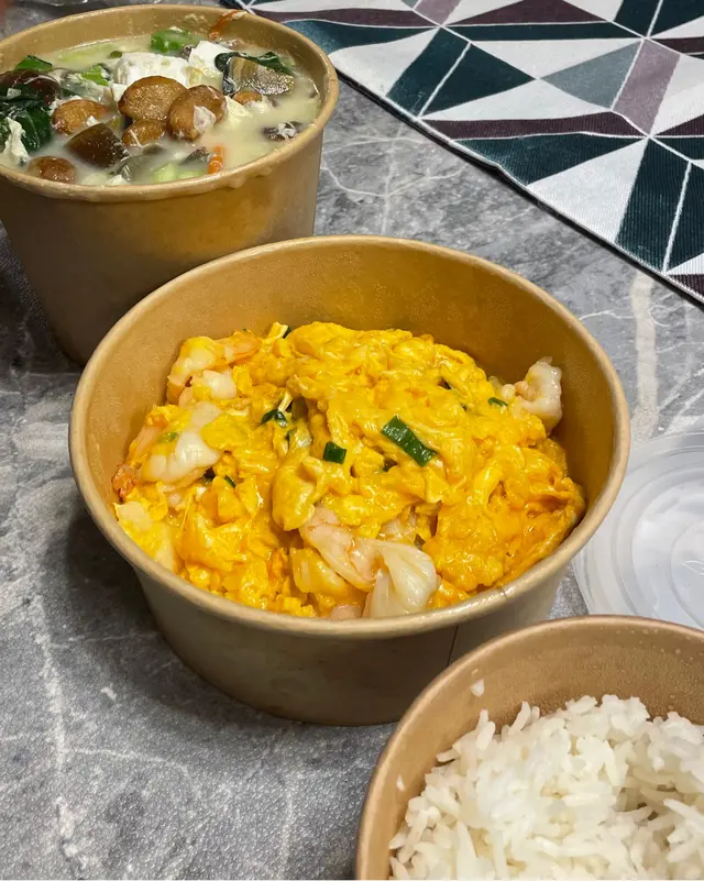 蔥花蝦仁炒滑蛋配白飯