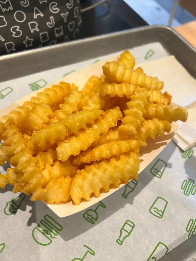 他們家的薯條🍟波浪 就像打印機印出來一樣
外有一層超級薄脆 𥚃面十分的柔軟
熱🔥騰騰吃 怎麼都讓人愛不釋手☺️ （就像個英國🇬🇧紳士般 總帶著不可抗拒的魅力）