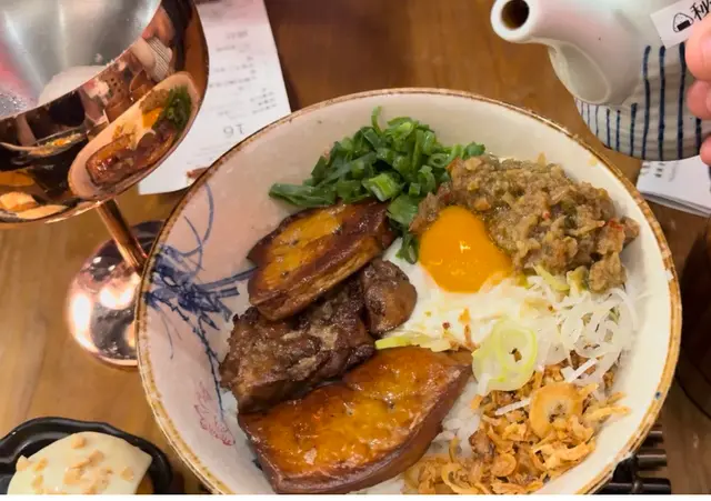 老闆娘鵝肝煎蛋撈飯
鵝肝搭配煎太陽蛋和撈飯，口感豐富、層次分明，鵝肝的鮮美與煎蛋的鮮香相得益彰，撈飯的口感更是軟糯可口，推薦一試