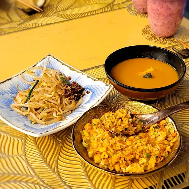 炒雜菜配秘製蒜蓉醬，紅蝦湯，櫻花蝦炒飯