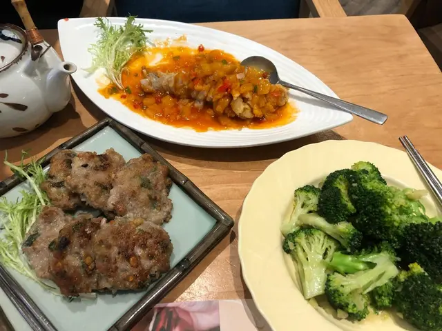 甜酸珊瑚魚，煎肉餅，炒西蘭花
