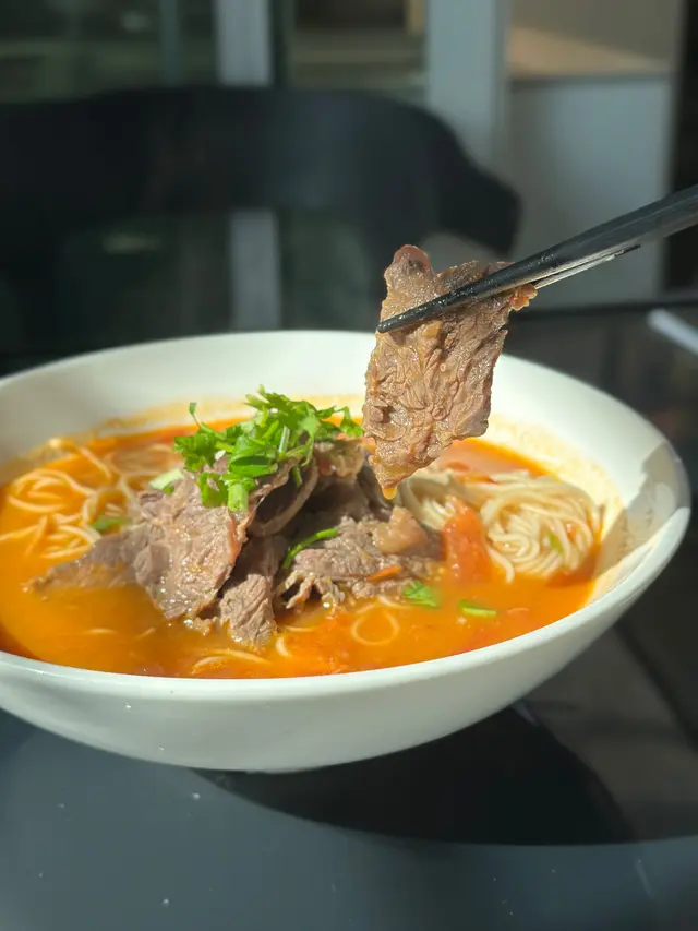 鮮茄濃湯牛肉擔擔麵 