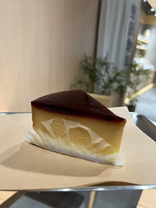 呢款蛋糕上層嘅布甸口感輕盈滑溜 而且蛋香味濃郁🌟面頭有一層焦糖塗層 為整個蛋糕帶嚟微微嘅焦糖味道👅食落有層次感 味道唔會太甜 個人認為布甸嘅味道比芝士味重 所以食落唔會覺得膩
