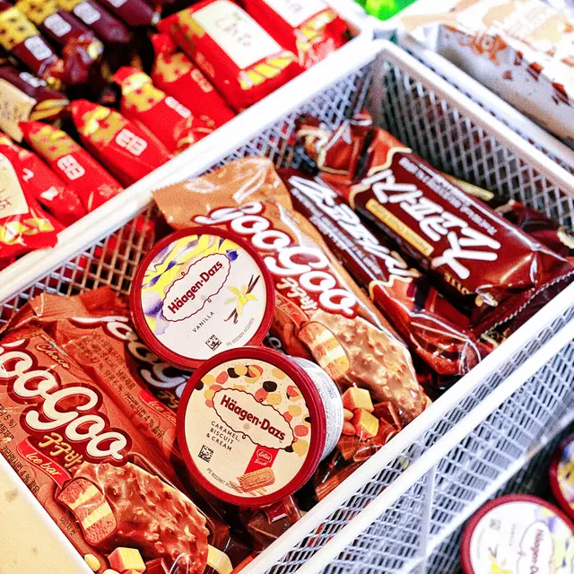 其實佢哋除咗雪糕,仲有雪條!不過我就鍾意佢哋嘅Häagen-Dazs雪糕🤣有唔同嘅口味選擇,雲呢拿味同埋焦糖脆餅都好正!🍨