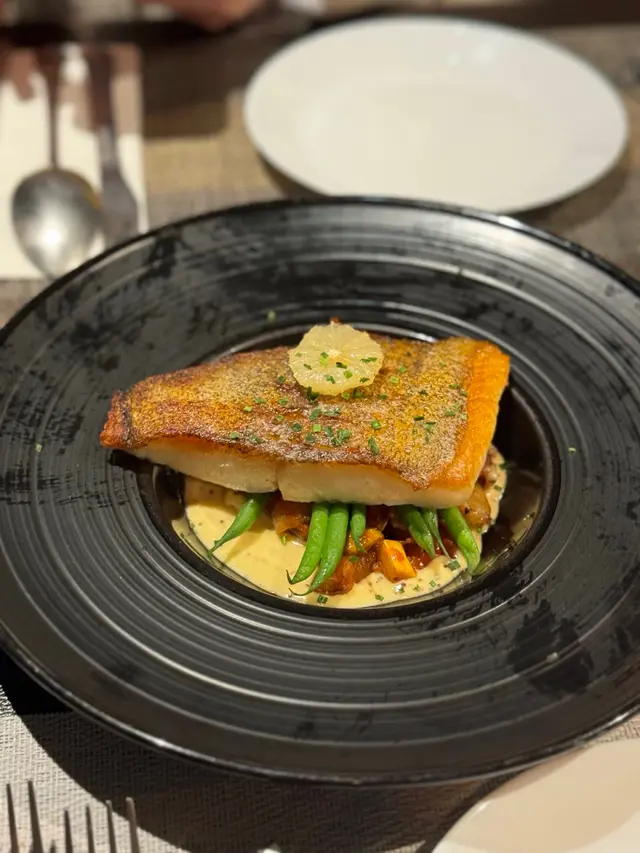 份量完全驚喜，比目魚外皮香脆，配下面嘅忌廉汁都唔會太膩，恰到好處