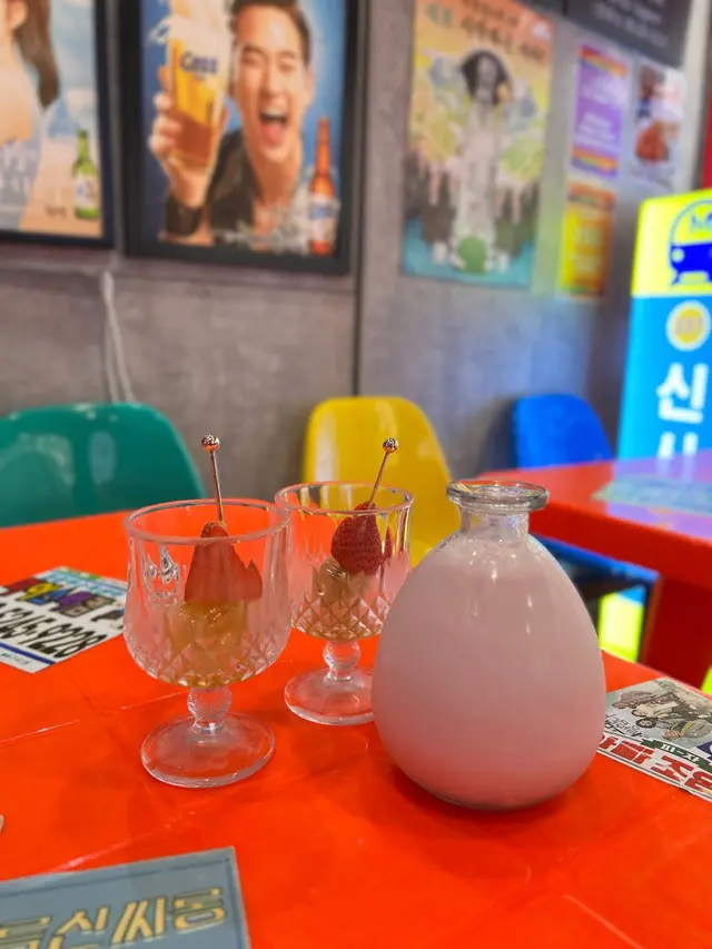 草莓牛奶配蜂巢特飲