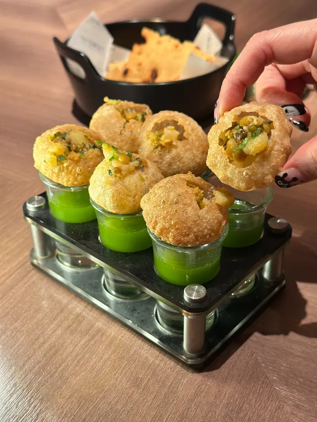 酥炸麵餅配薄荷汁