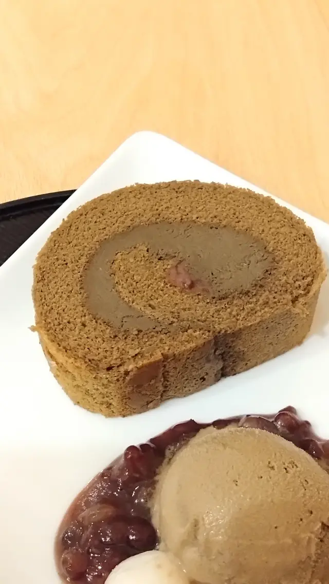 焙茶卷蛋海綿蛋糕質感鬆軟,入口甜美,茶味輕滲,