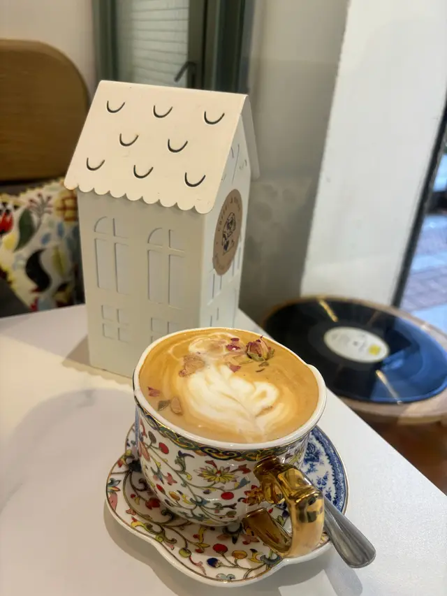 玫瑰嘅芳香溶化咗係細膩嘅泡沫入面 香氣十足🌹 拿鐵好香奶味 不過咖啡味淡咗少少🤏甜度適中