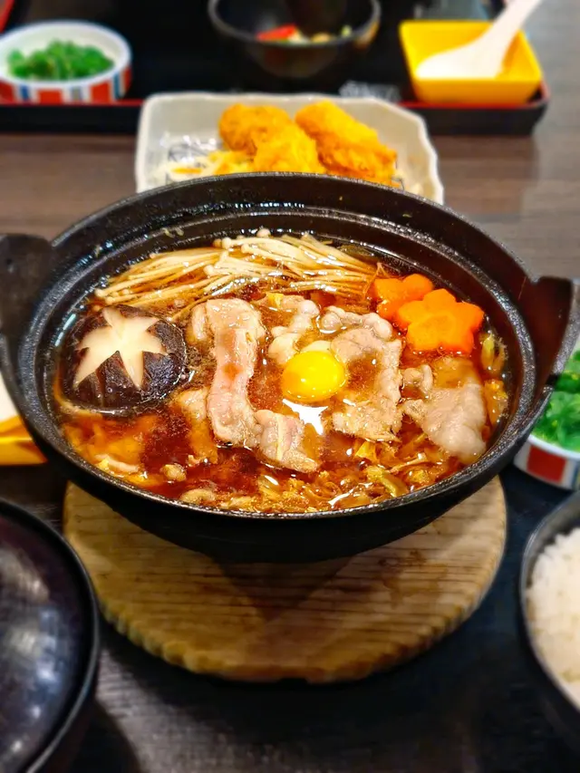 最愛的牛肉壽喜燒😍甜甜的湯底很好喝接著一口連一口，肥牛嫩口🥩壽喜燒的中間是日本鵪鶉蛋，比傳統配日本雞蛋更香更甜💕