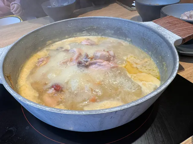 啱啱熟多少少唔見紅,雞肉又好滑有人蔘味,同埋個少少草藥材味囉,個湯好甜人蔘好足好多條鬚成碗湯好香好好味啲藥材浸味出晒嚟