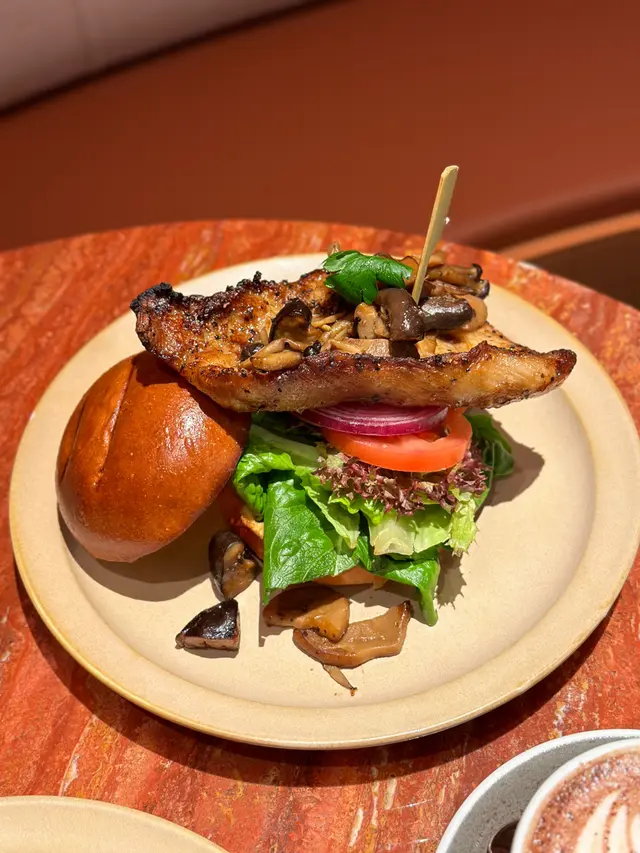 雜菌豬頸肉漢堡配芥末籽醬