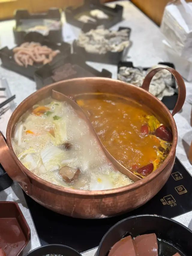 鴛鴦鍋(牛大人秘方麻辣湯拼台灣鳳梨雞鍋)