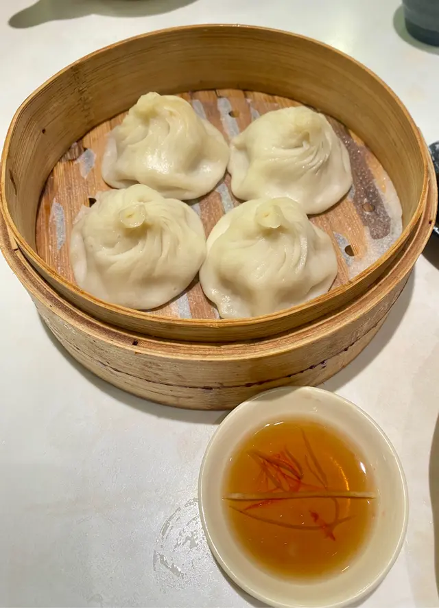 小籠包味道不錯，肉餡juicy，爆汁，但粉皮略為口了一點。