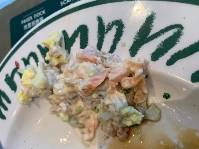 上環店超級唔識變通，一定跟餐牌，完全唔flexible；因為我唔食洋蔥同蔥，問個reception個三文魚有冇蔥同洋蔥，佢亂答話無，點知個三文魚沙律係多洋蔥到嘔，所以食唔到，上環店reception同經理超級差