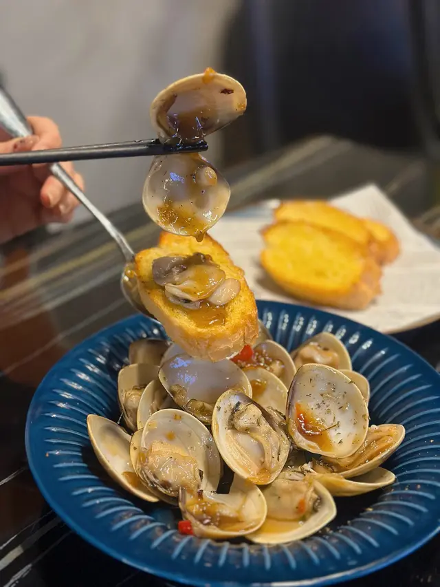 玫瑰酒煮卜卜大蜆配蒜蓉包
