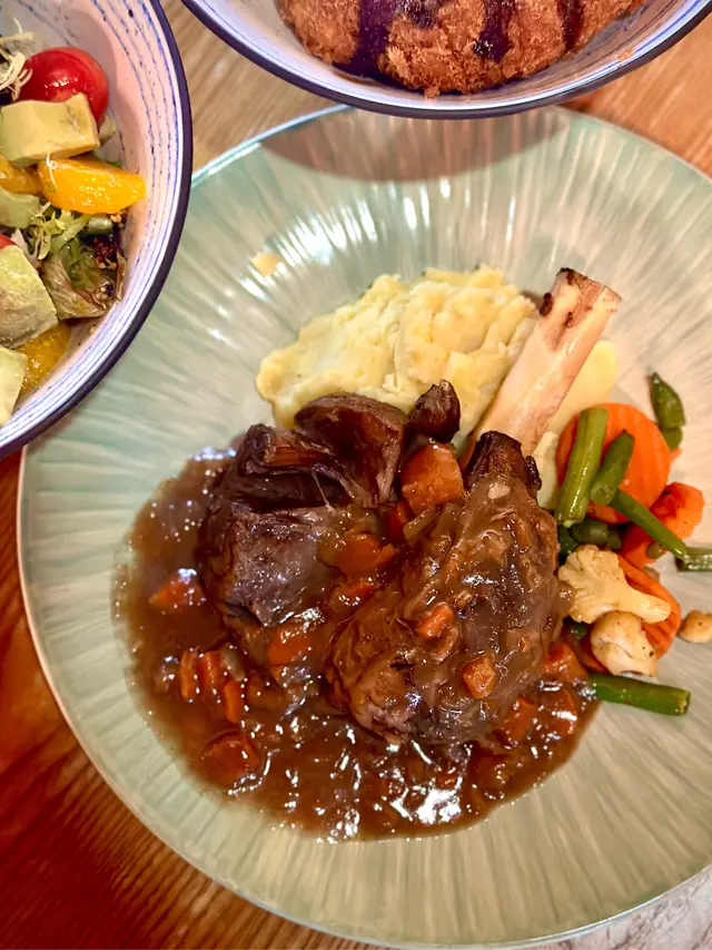 紅酒燴羊膝伴薯蓉