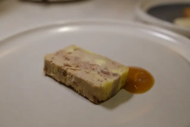 鴨肝油封鴨肉與莓子凍