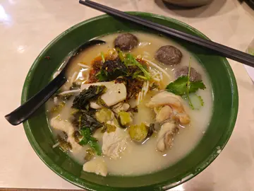 小鍋米線配滑雞與牛丸