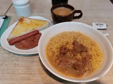 早餐A~沙嗲牛肉公仔麵+厚多士+餐肉腸仔+熱咖啡