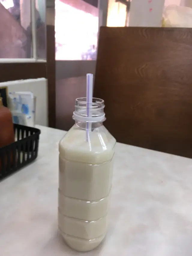 鮮榨豆漿，7元一杯或一支，很不錯、略甜