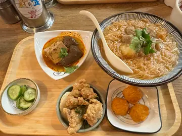 肉羹麵線配麻辣鴨血豆腐