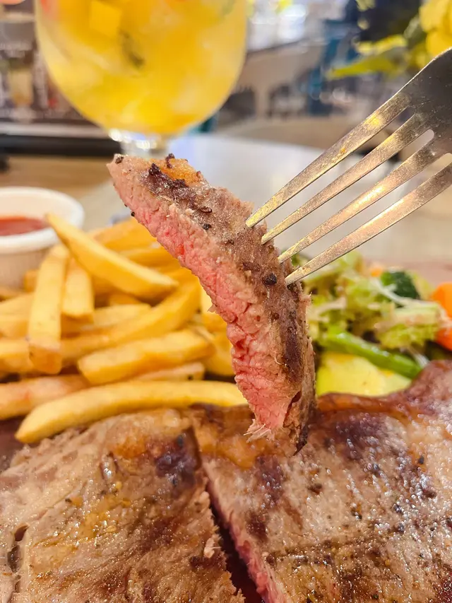 香煎美國穀飼西冷牛扒+舗天薯條