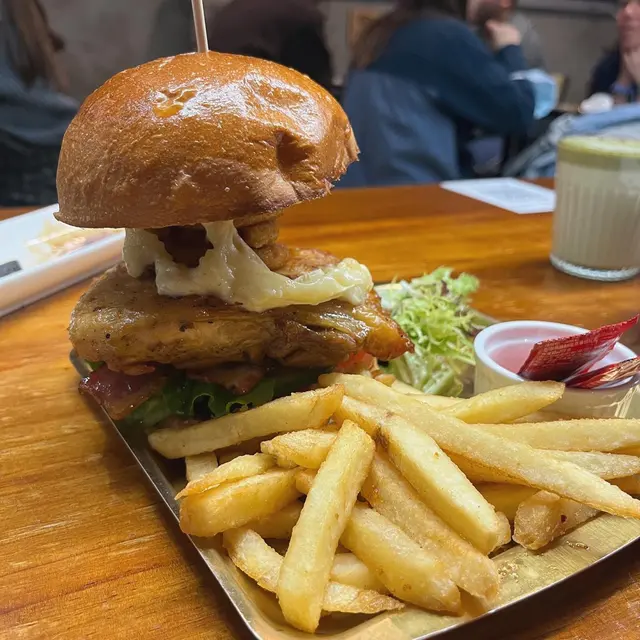 山賊黑椒燒雞扒煙肉漢堡 