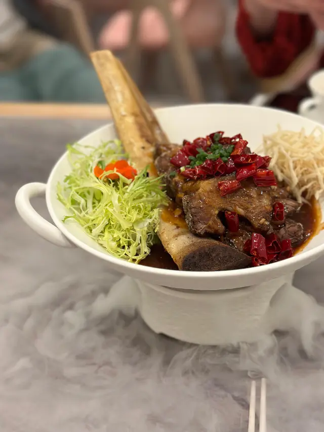 上碟幾驚喜，有乾冰噴晒煙。個牛炆得好林，好入味！呢道菜係最回味既~