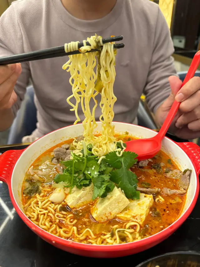 酸辣湯底配火鍋麵
