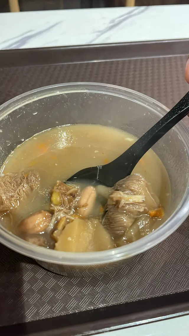 超足料，食得出係自家老火湯，呢碗湯料同湯嘅比例係1:1，當日仲要凍凍地，一野打通晒啲汗腺，暖笠笠！